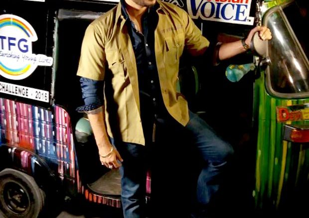 vivek oberoi rides auto rickshaw for a rally