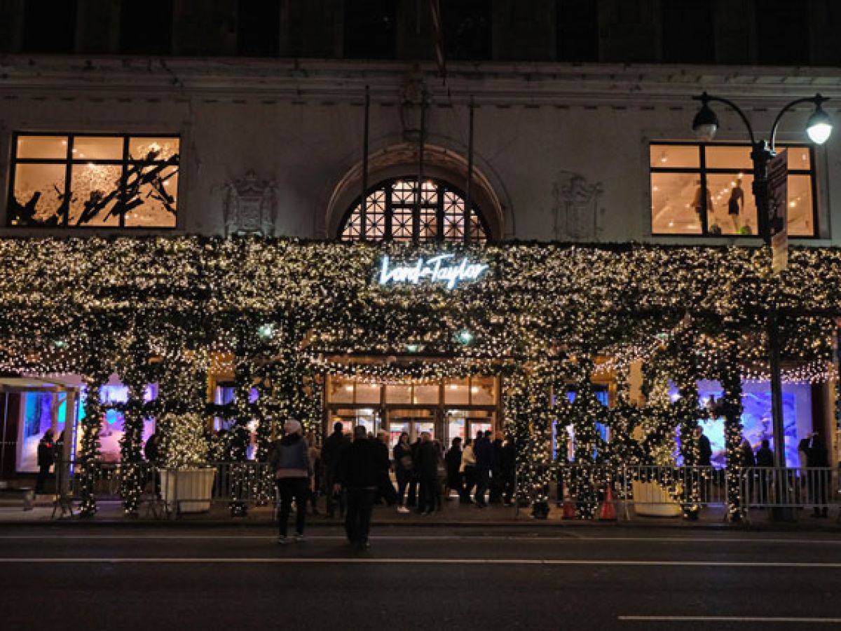 why do department stores’ lavish holiday windows still matter?