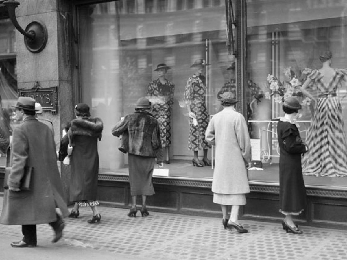 why do department stores’ lavish holiday windows still matter?