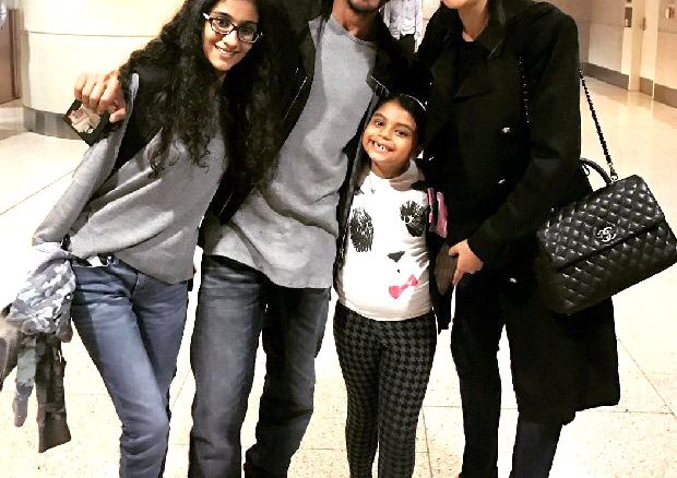 shah rukh khan sweetly carries sushmita sen’s bags, clicks photos with her daughters