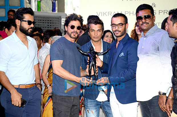 Shah Rukh Khan gives the mahurat clap for Vikram Phadnis' debut Marathi film Hrudayantar1