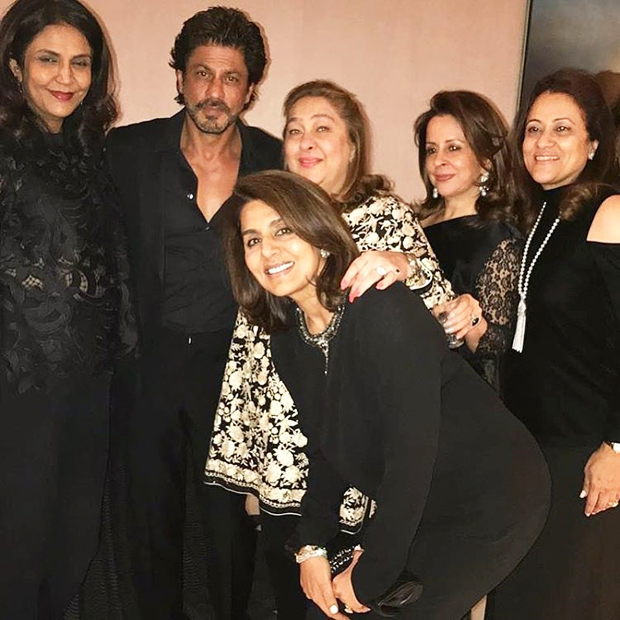Shah Rukh Khan hangs out with Neetu Kapoor, Rima Jain and others