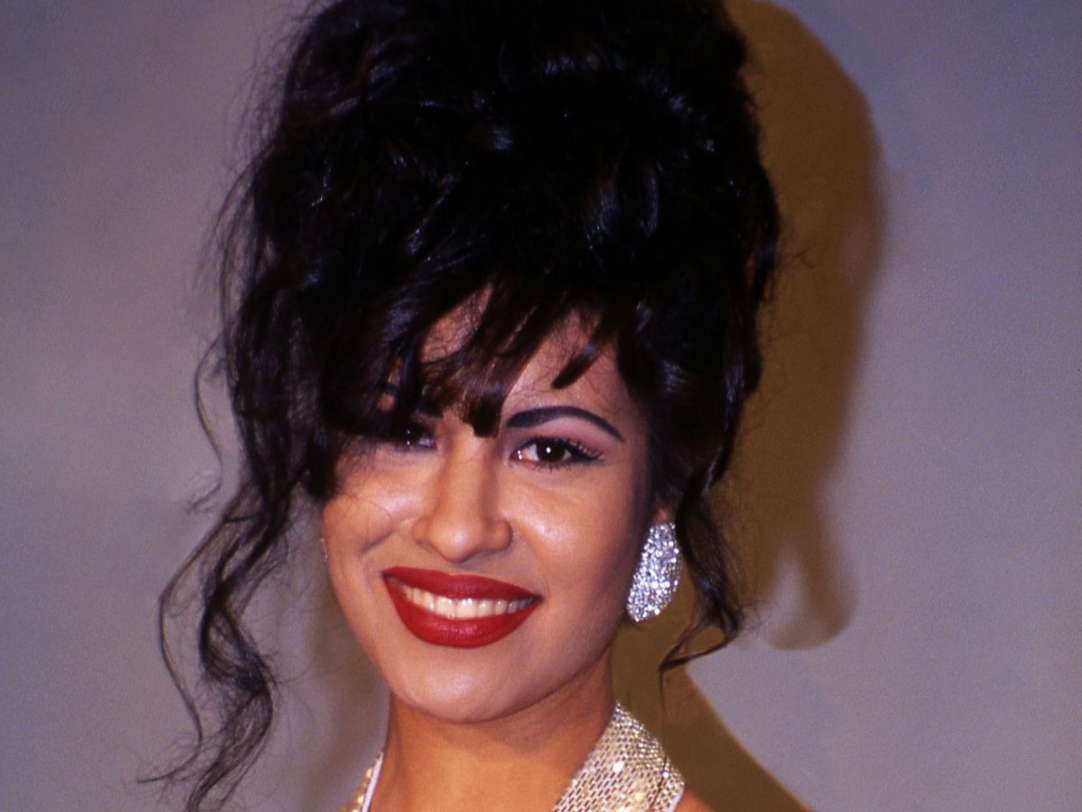 selena quintanilla’s makeup will make you look hot