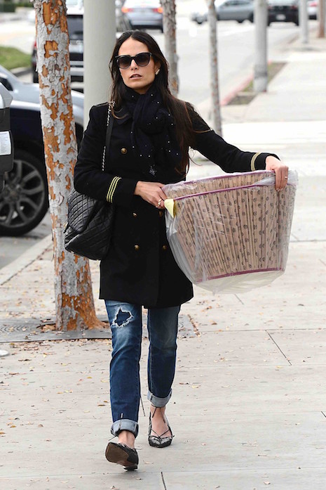 jordana brewster: shlepping her dirty clothes to the laundromat?