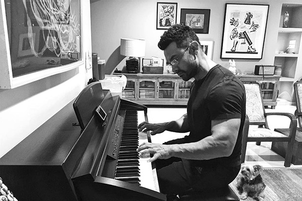 aamir khan gives piano lessons to his dangal daughters