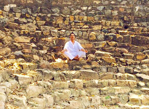 akshay kumar practicing meditation in the mountains
