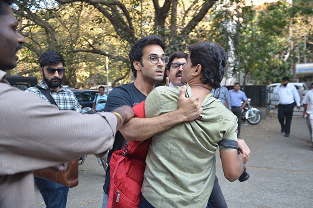 pulkit samrat attacks photographer at bandra family court