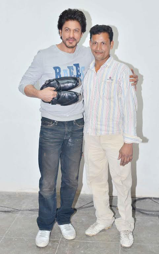 shah rukh khan receives a gift from a real life cobbler, shyam bahadur