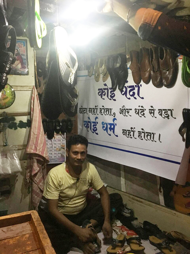 shah rukh khan receives a gift from a real life cobbler, shyam bahadur