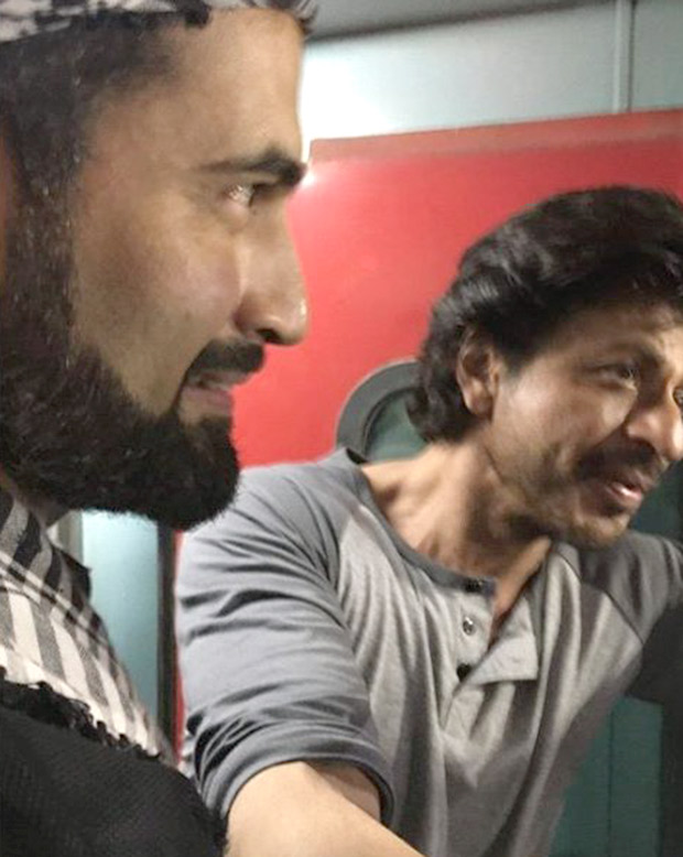 shah rukh khan meets the cricketer pathan duo during raees on rail promotions