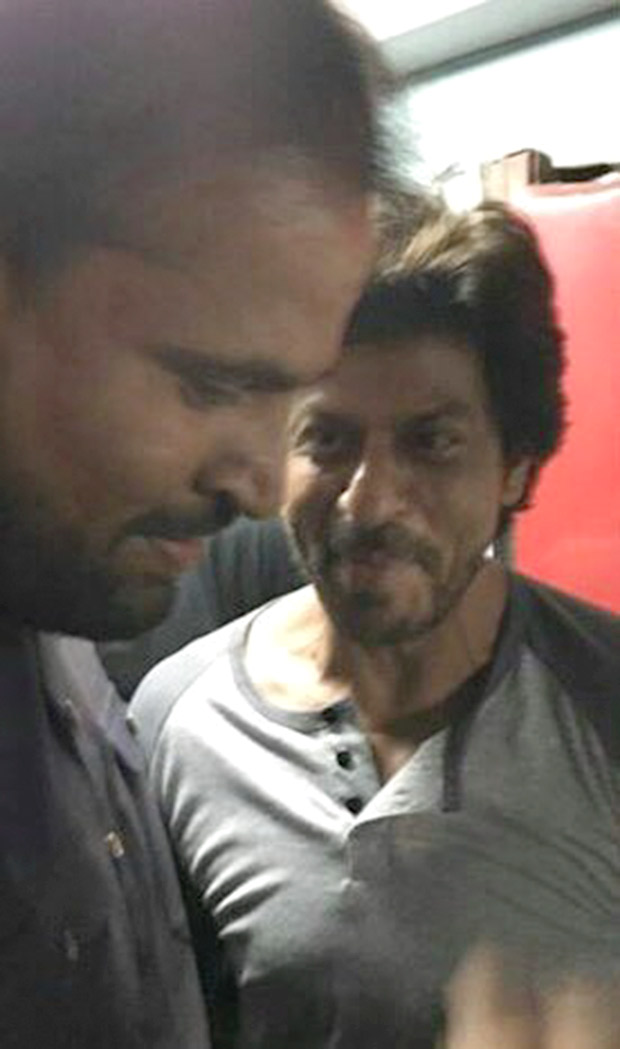 shah rukh khan meets the cricketer pathan duo during raees on rail promotions