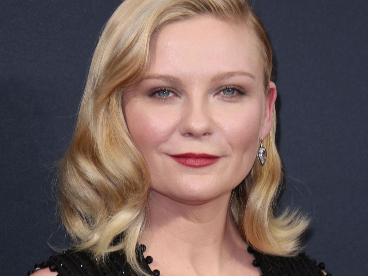 kirsten dunst is engaged to her fargo co-star jesse plemons