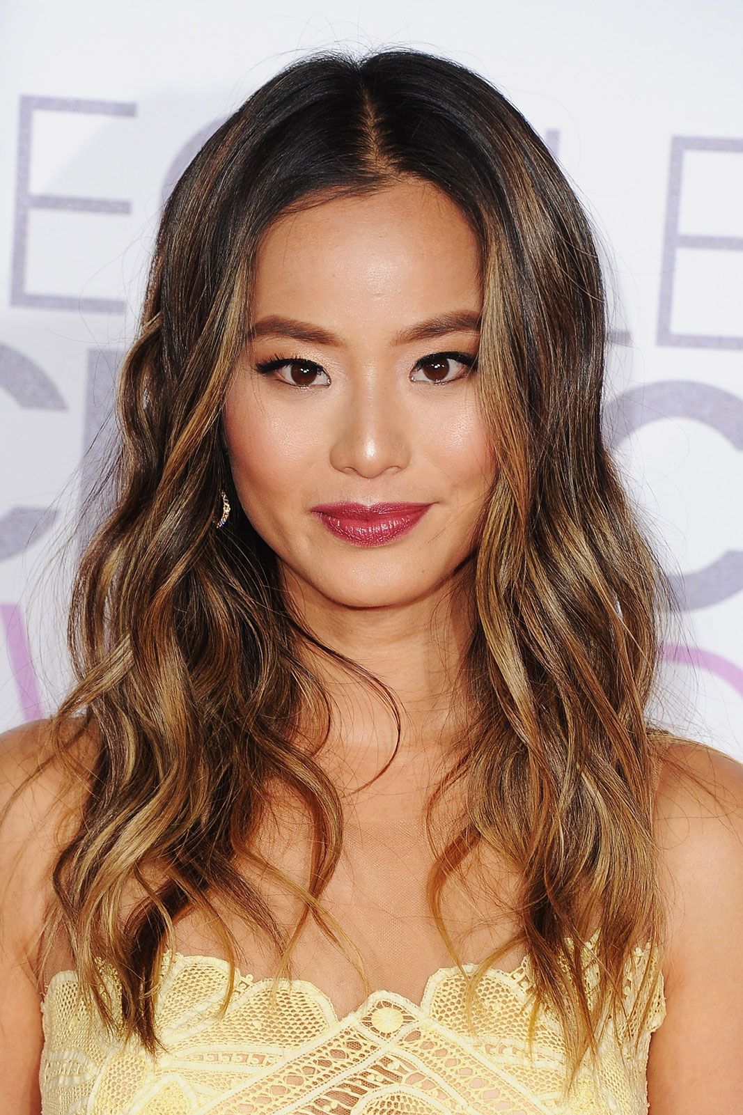 beauty pros reveal how a-listers get glam for the people’s choice awards