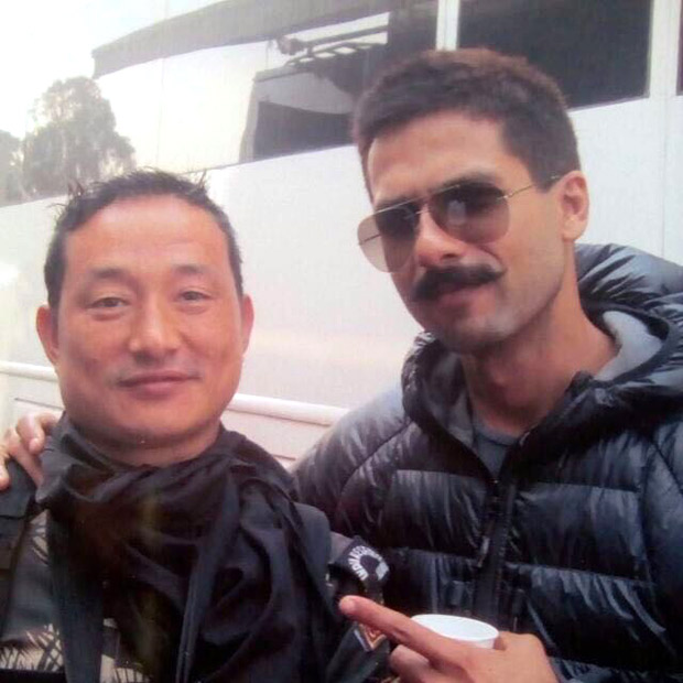 shahid kapoor poses with a commando bomi while shooting for rangoon