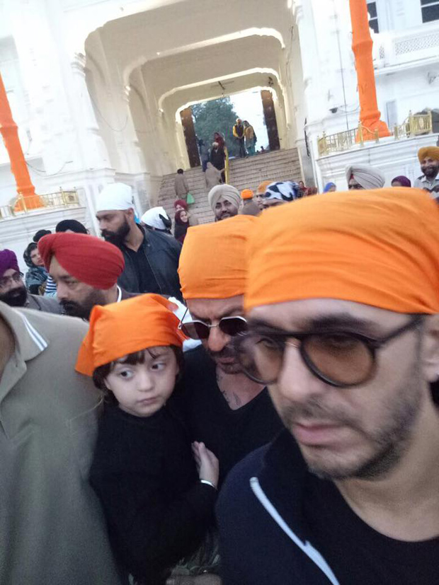 shah rukh khan and abram seek blessings at the golden temple