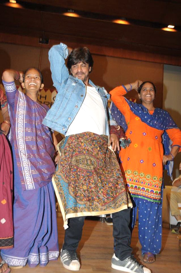 shah rukh khan charms women in ahmedabad