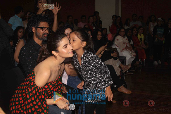 Alia-Bhatt-gets-kisse-2