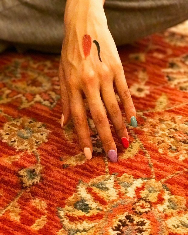 Deepika Padukone flaunts her nailpaint