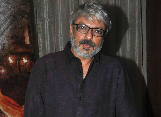 SHOCKING: Karni Sena activists burn effigy of Sanjay Leela Bhansali in Mumbai