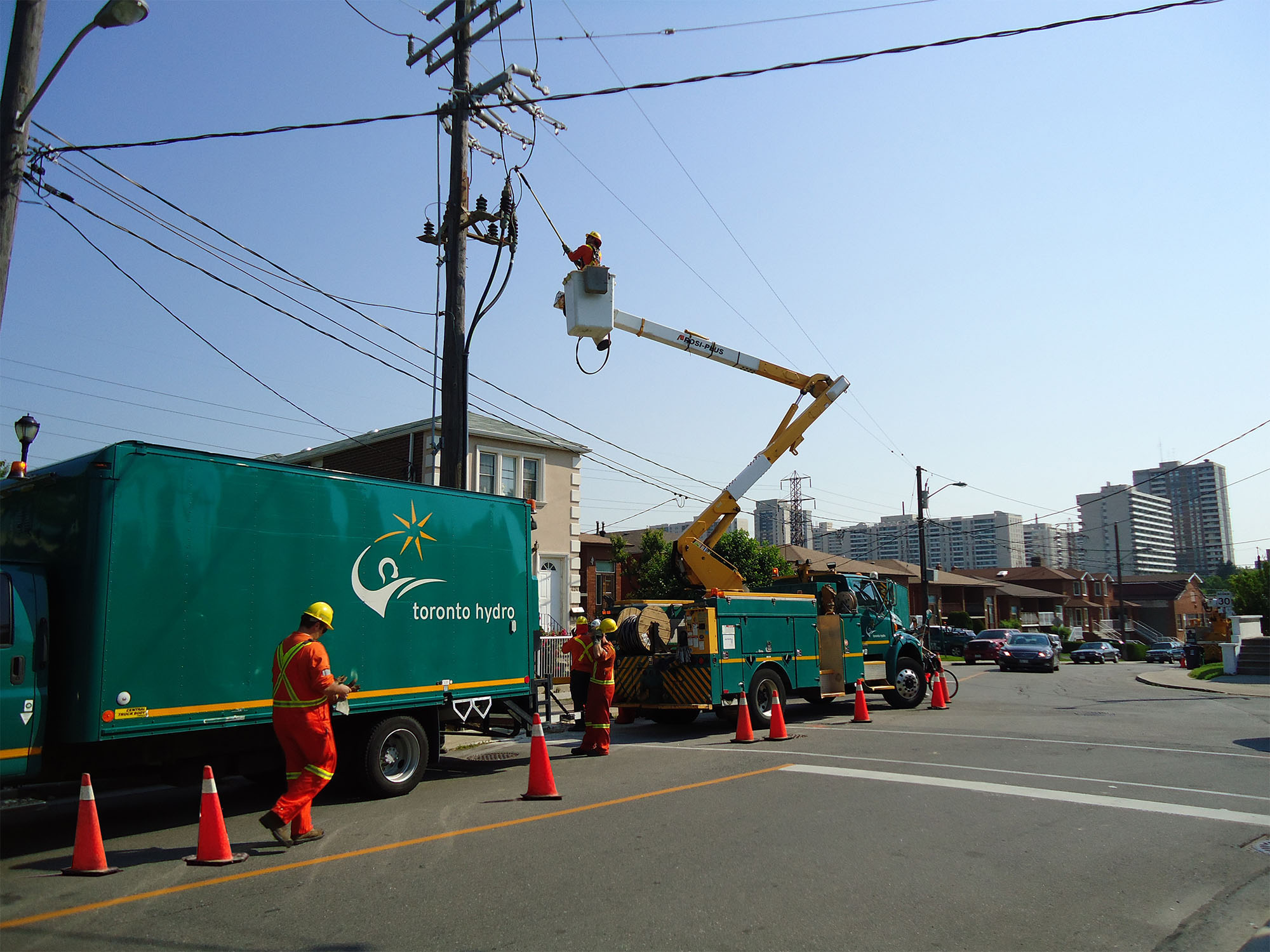 TORONTO HYDRO CORPORATION - TO HYDRO at WORK: Eglinton & Marlee