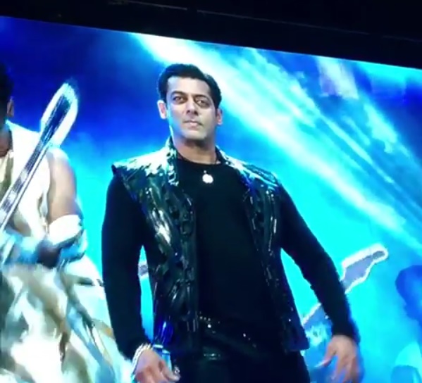 Crowd goes crazy when Salman Khan dances on 'O O Jaane Jaana' on Da-Bangg Tour