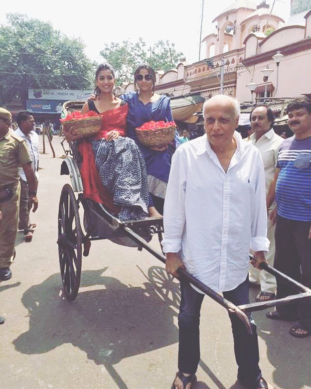 Mahesh Bhatt turns rickshaw puller for Vidya Balan and its adorable!
