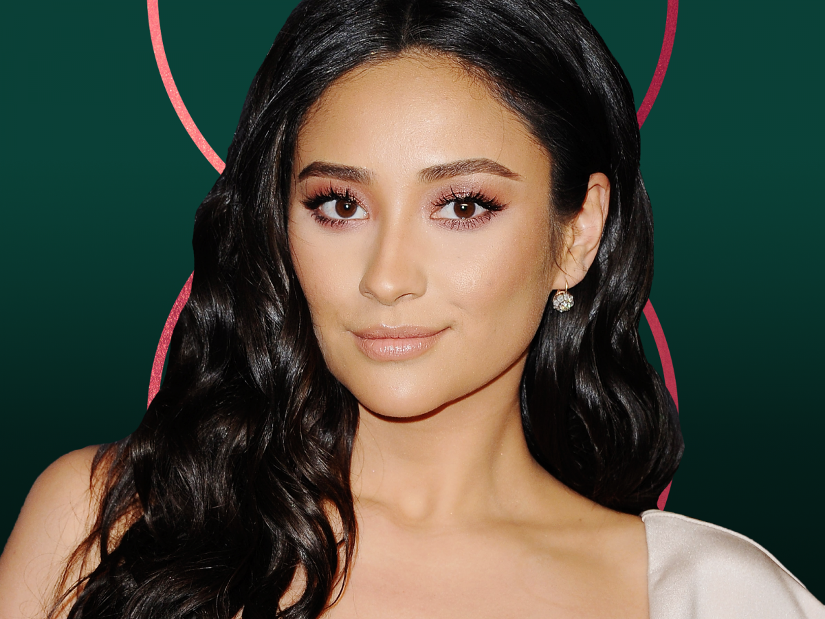 pretty little liars’ shay mitchell found her twin at coachella