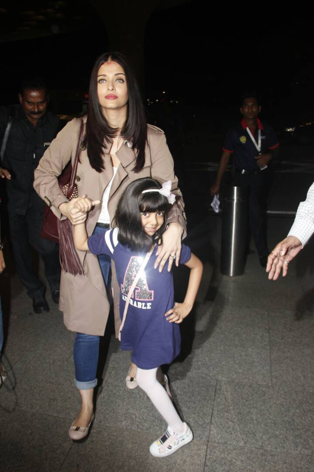 Aaradhya Bachchan posing for paparazzi with mom Aishwarya Rai Bachchan is super adorable