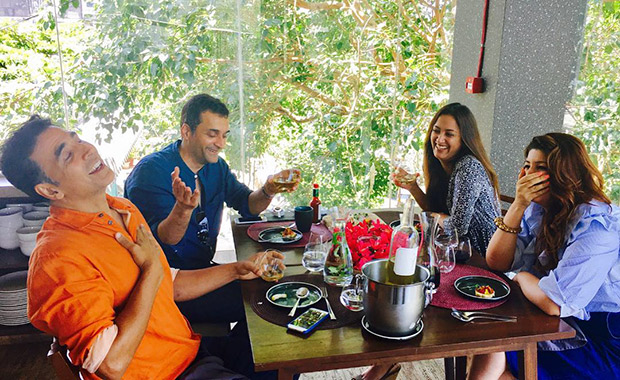 Akshay Kumar and Twinkle Khanna went on a double date with friends Gayatri Joshi and Vikas Oberoi and had a blast