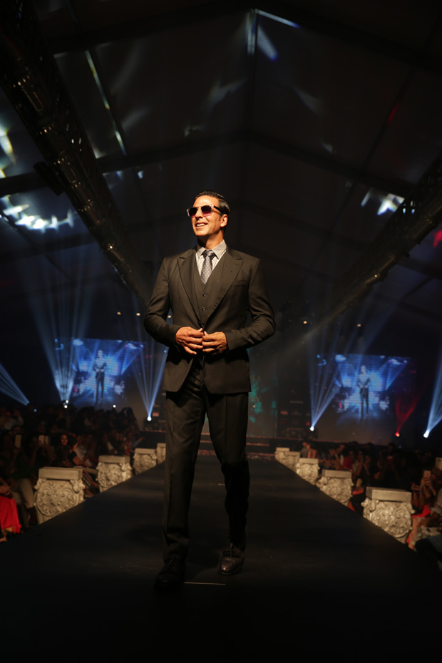 Akshay Kumar walks the ramp and this is the stunt he did to entertain the audience-1