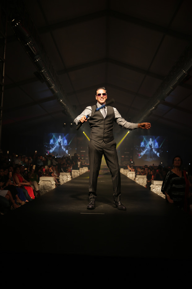 Akshay Kumar walks the ramp and this is the stunt he did to entertain the audience-2