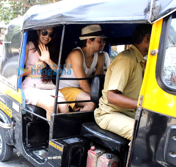 Check out Jacqueline Fernandez enjoys rickshaw ride with friends ahead of hosting Justin Bieber 1