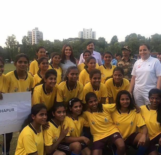 Esha Gupta supports female football players at a tournament-1