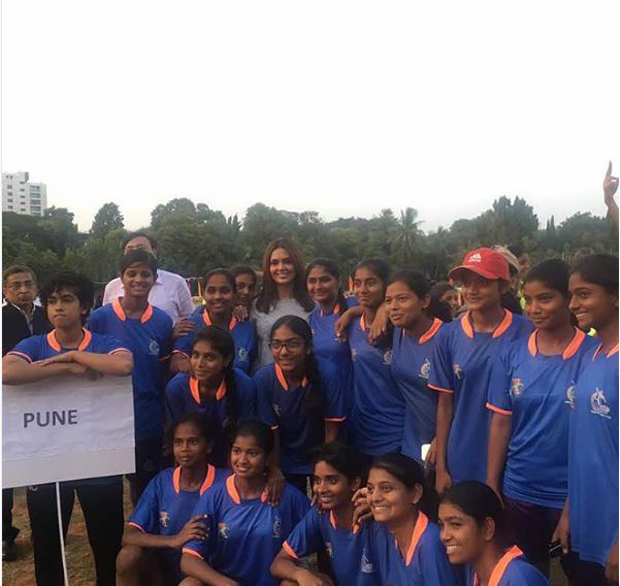 Esha Gupta supports female football players at a tournament-2