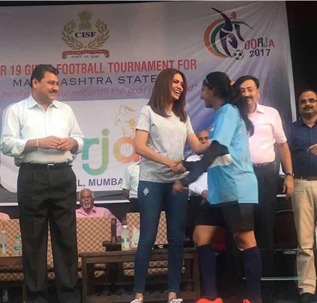 Esha Gupta supports female football players at a tournament-3
