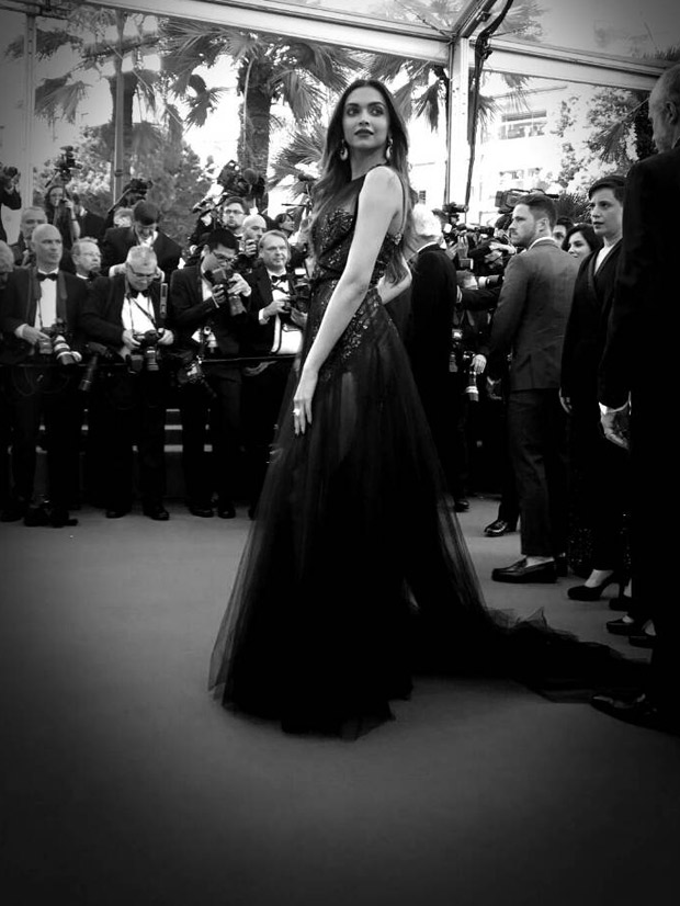 HOT Deepika Padukone looks exquisite in wine sheer gown at the red carpet of Cannes 2017-2