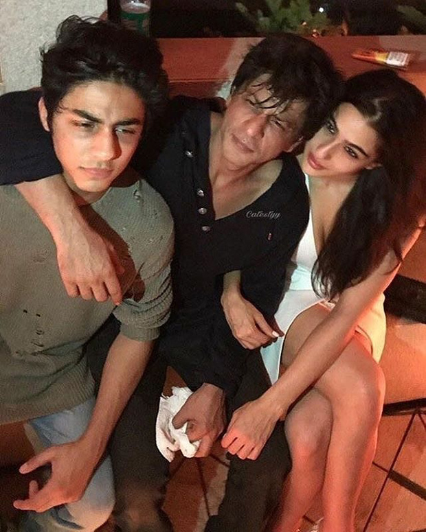 Shah Rukh Khan is a cool dad as he hangs out with son Aryan Khan and Saif Ali Khan's daughter Sara Ali Khan -2