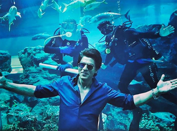 Shah Rukh Khan strikes his signature pose; gets photobombed by scuba divers in Dubai