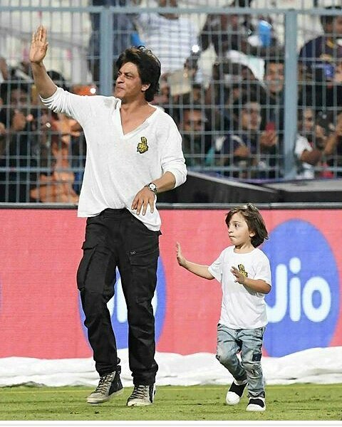 Watch Shah Rukh Khan and son AbRam Khan race post-Kolkata Knight Riders’ loss at Eden Gardens 2