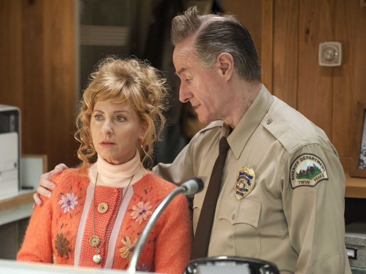 twin peaks season 1, episode 3 recap: well, is it about the bunny?