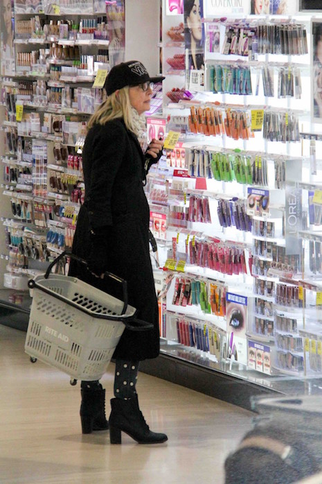 diane keaton likes to do her own shopping