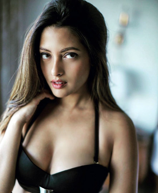 HOT! Riya Sen sends temperatures soaring with her latest picture