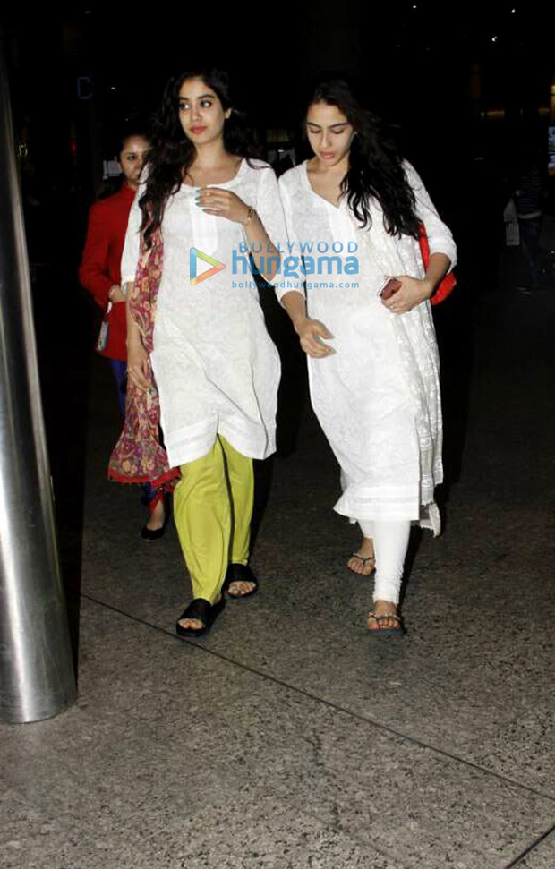 Airport Spotting: New BFFs Jhanvi Kapoor and Sara Ali Khan are twinning in white kurtis