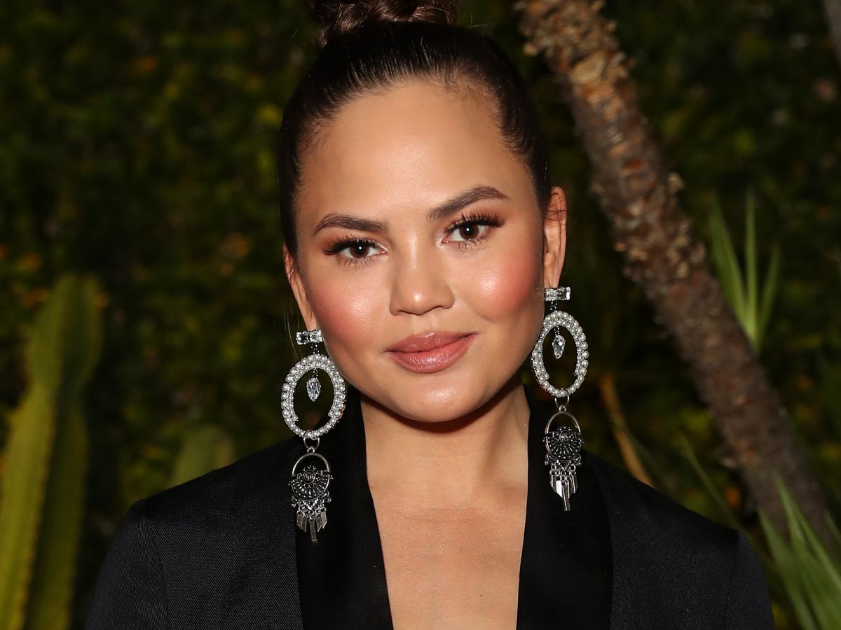 chrissy teigen’s ivf joke sparks yet another pregnancy rumor