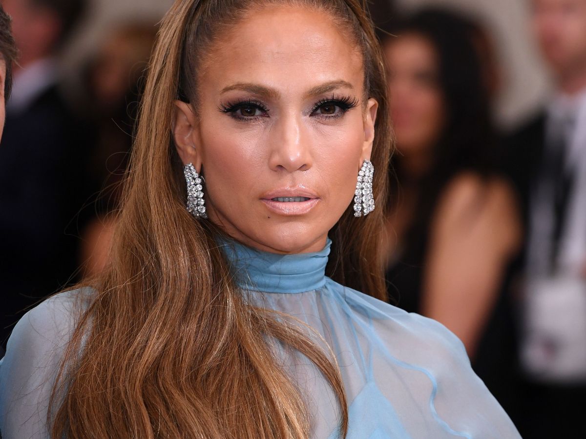 jennifer lopez claps back at photoshopping claims