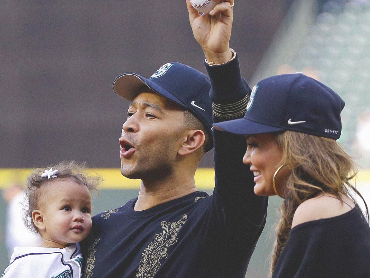 luna legend threw the first pitch at a mariners game & it’s too cute