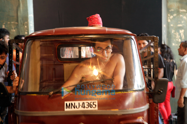 OMG! What were Ranbir Kapoor and Katrina Kaif doing in rickshaw naked! (1)