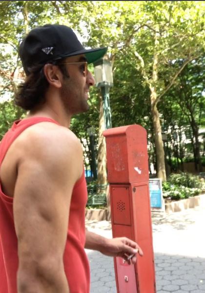 Watch Ranbir Kapoor takes a stroll on New York streets; chomps on burgers post work out session for Sanjay Dutt biopic3
