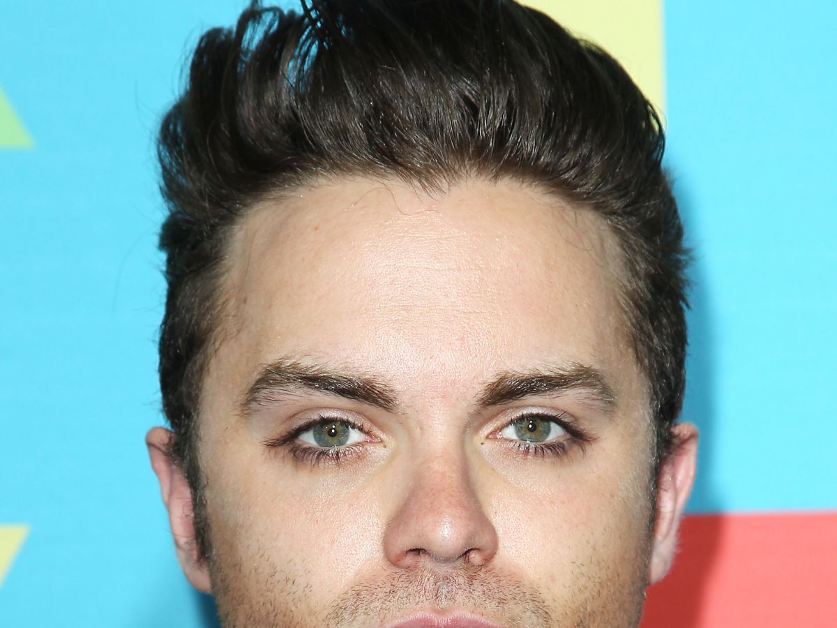 heroes actor thomas dekker confirms he’s gay after being outed in speech