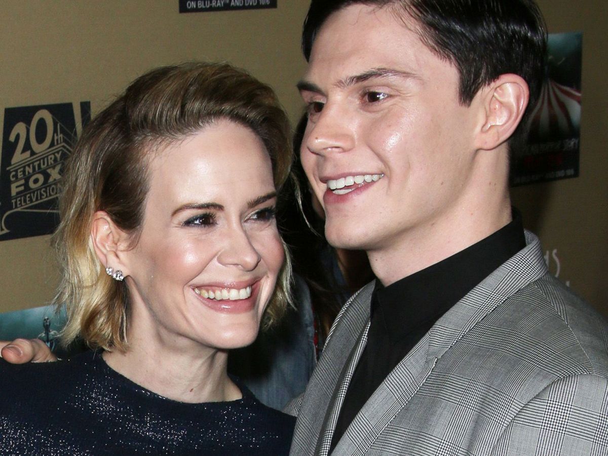 ryan murphy teases an ahs: cult romance for sarah paulson & evan peters’ characters